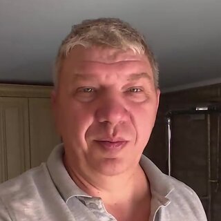 Евгений Гулов, мастер алмазного бурения, на объекте на кухне