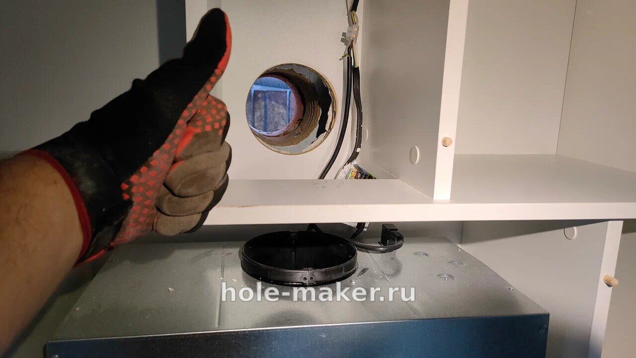 Кухонная вытяжка уже висит, отверстие под воздуховод просверлено прямо над ней сбоку от проводов