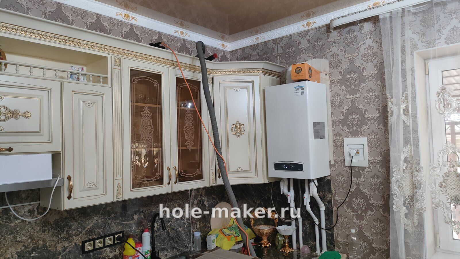 Кухня с настенным газовым котлом, на верхних шкафах алмазная дрель и шланг пылесоса