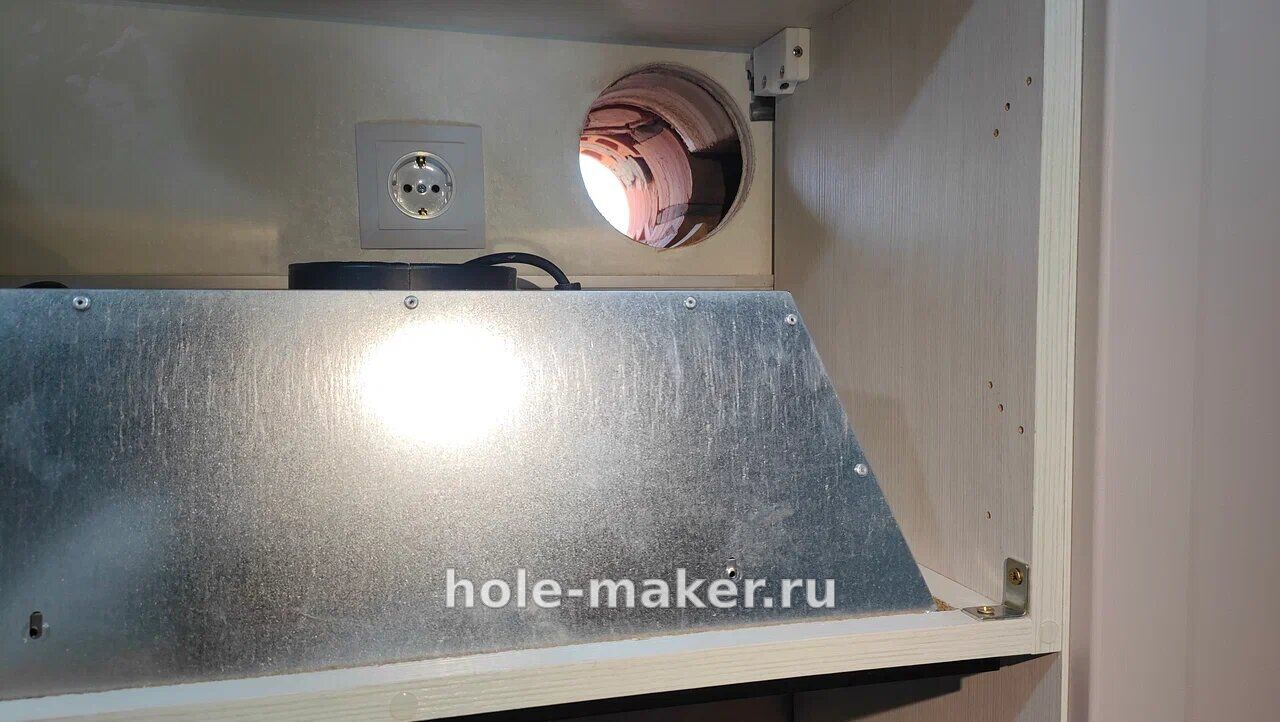 Розетка по центру шкафа над вытяжкой, отверстие под воздуховод сбоку от неё