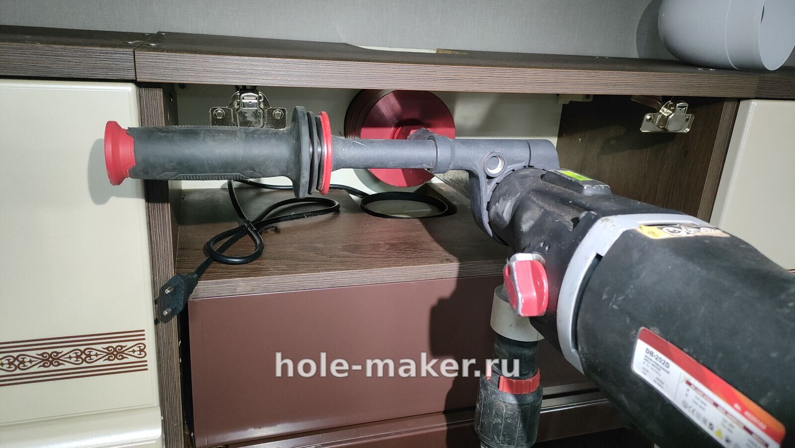 Алмазная дрель с коронкой в маленьком кухонном шкафу со встроенной вытяжкой: сверление в тесноте