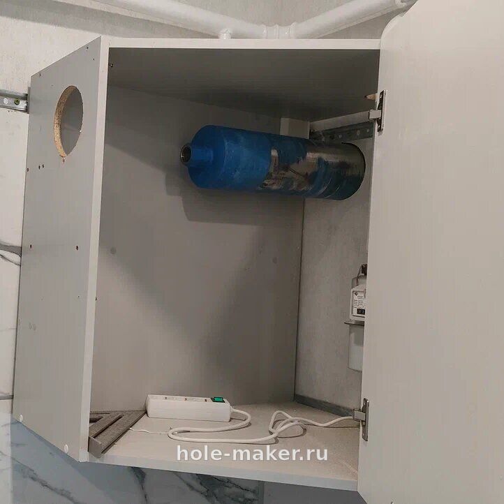 Верхний кухонный шкаф с круглым вырезом в боковине под трубу вытяжки