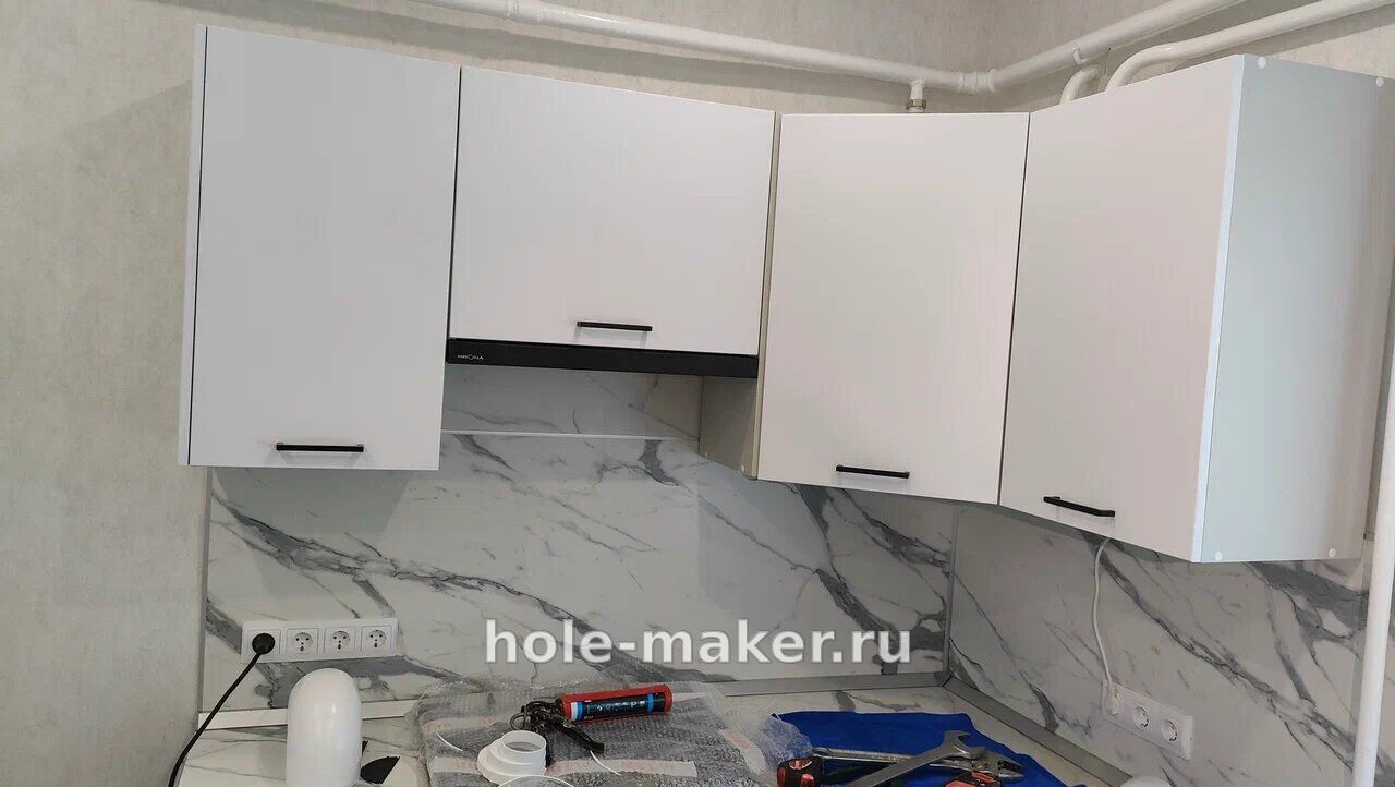 Та же кухня с закрытыми дверцами: трубы вытяжки не видно